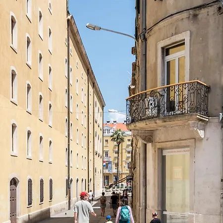 Royal Theatre And Appartement *