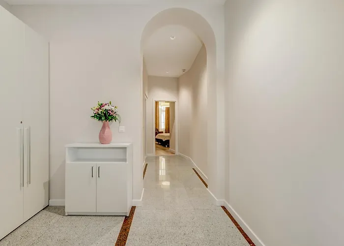 Royal Theatre And Апартаменты *