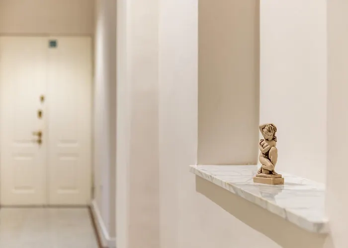 Royal Theatre And Апартаменты