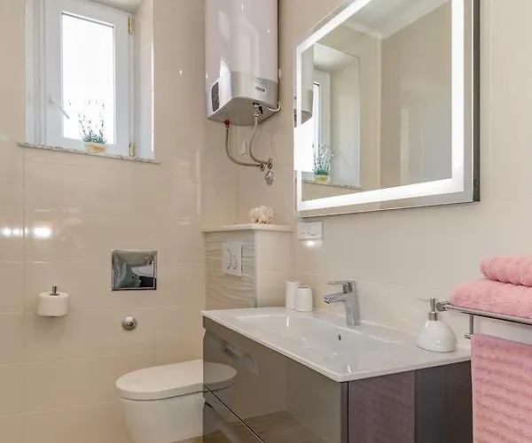 Royal Theatre And Апартаменты