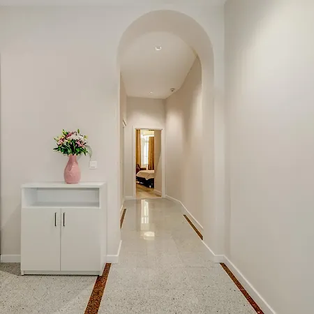Royal Theatre And Apartamento *