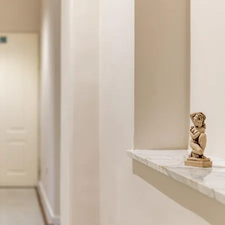 Royal Theatre And דירה