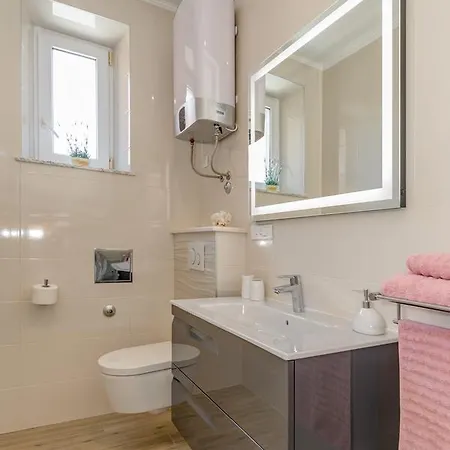 Royal Theatre And דירה