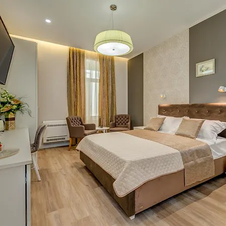 Royal Theatre And Apartamento Split