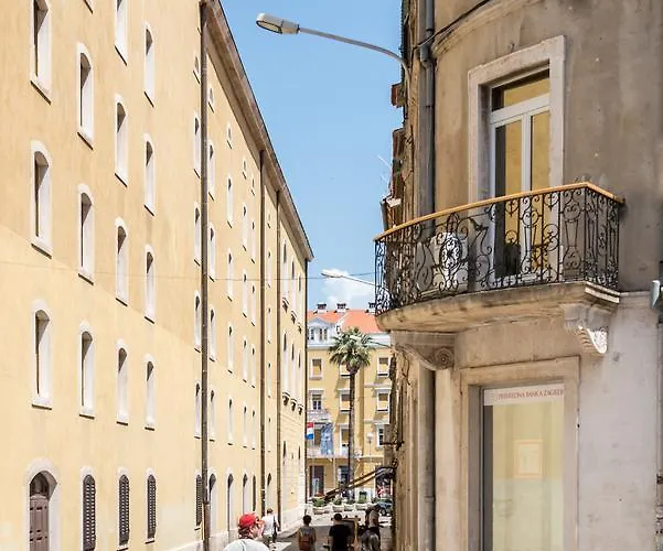 Royal Theatre And Apartament *